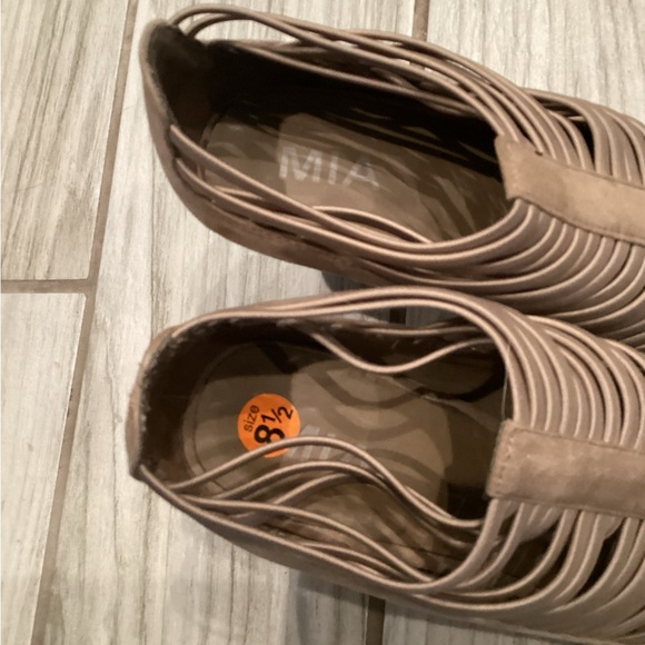 Mia, 8.5, beige heels - Picture 3 of 4